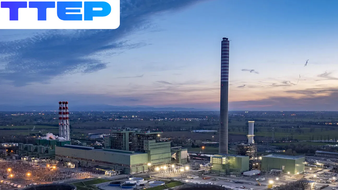 Vue a&eacute;rienne d'une centrale &eacute;lectrique &eacute;clair&eacute;e au cr&eacute;puscule avec le logo TTEP.